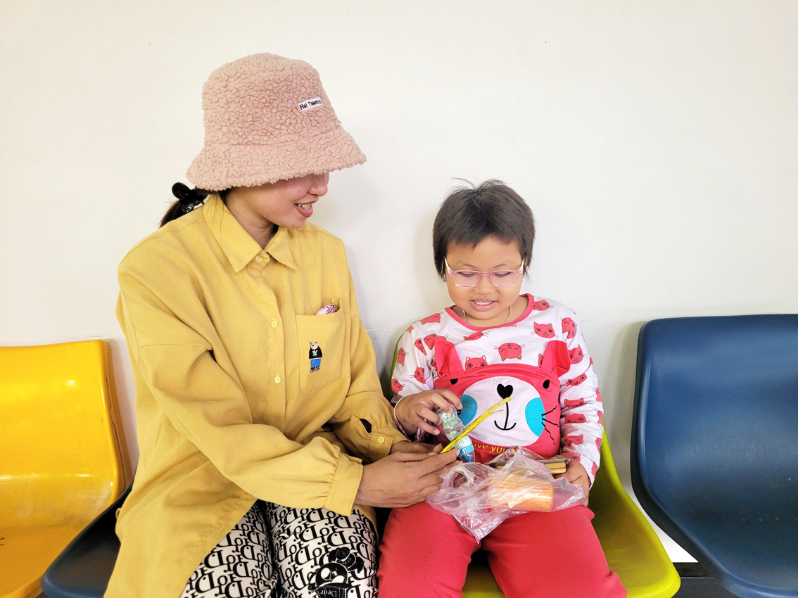 2 mẹ con bé Tuyết Anh tại Bệnh viện Ung Bướu TPHCM