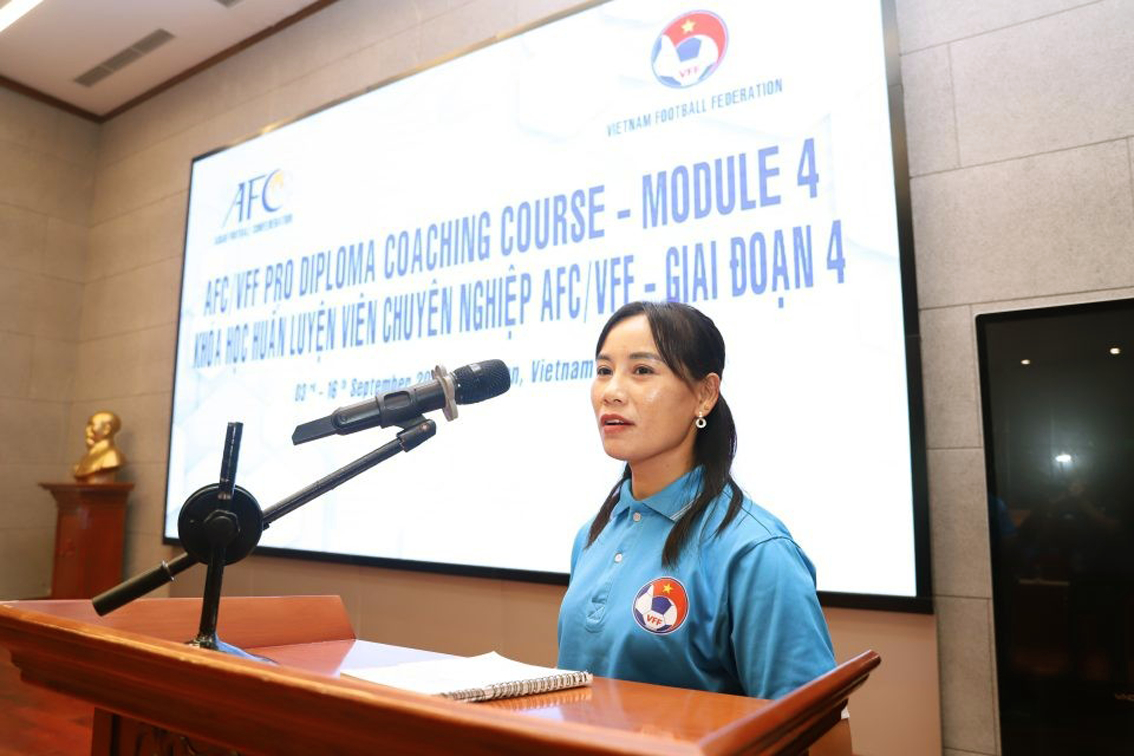 Văn Thị Thanh đại diện học viên phát biểu trong buổi lễ tổng kết khóa đào tạo huấn luyện viên bóng đá chuyên nghiệp cấp cao nhất của AFC - Nguồn ảnh: VFF