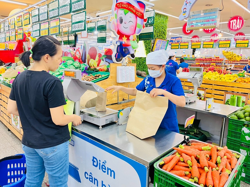 Khi mang theo túi cá nhân, khách hàng được tham gia chương trình rút thăm may mắn nhận những phần quà xinh xắn - Ảnh: Co.opmart Huế