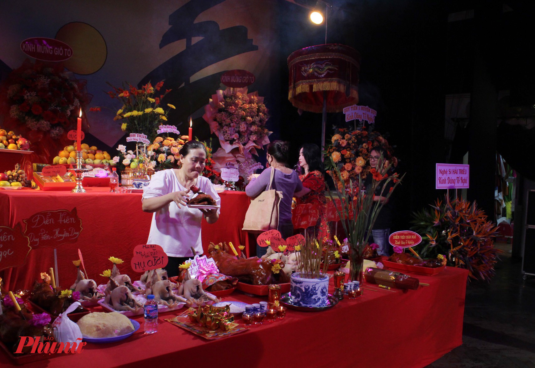 Cùng trong sáng 25/9, sân khấu Idecaf, Nhà hát Thanh Niên cũng tổ chức lễ Giỗ Tổ ngành sân khấu. 
