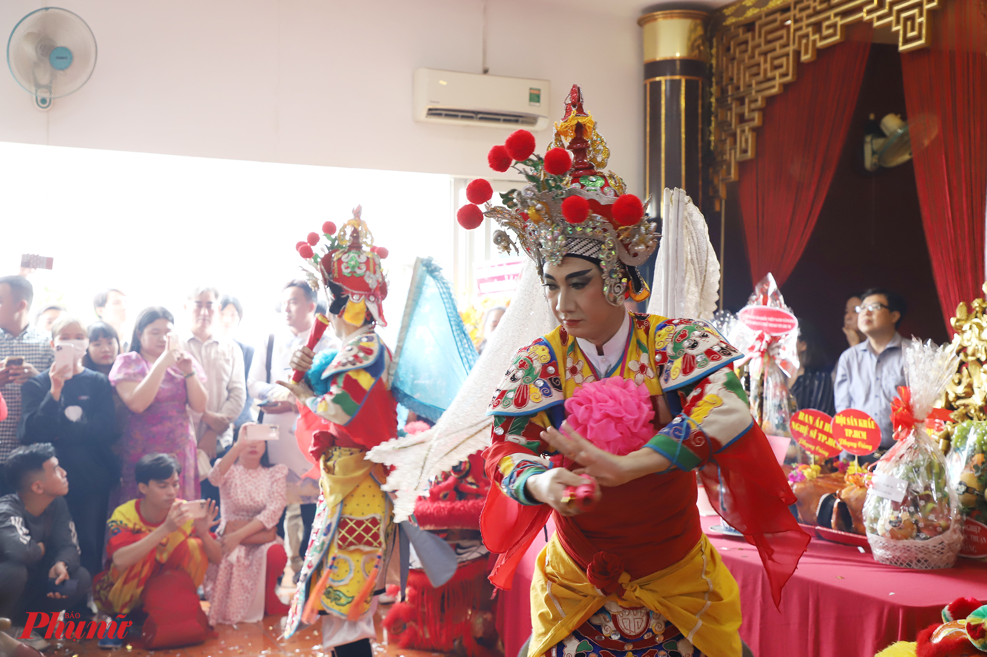 Các nghệ sĩ của Nhà hát Nghệ thuật Hát bội TPHCM trình diễn để thực hiện nghi thức tế lễ. 