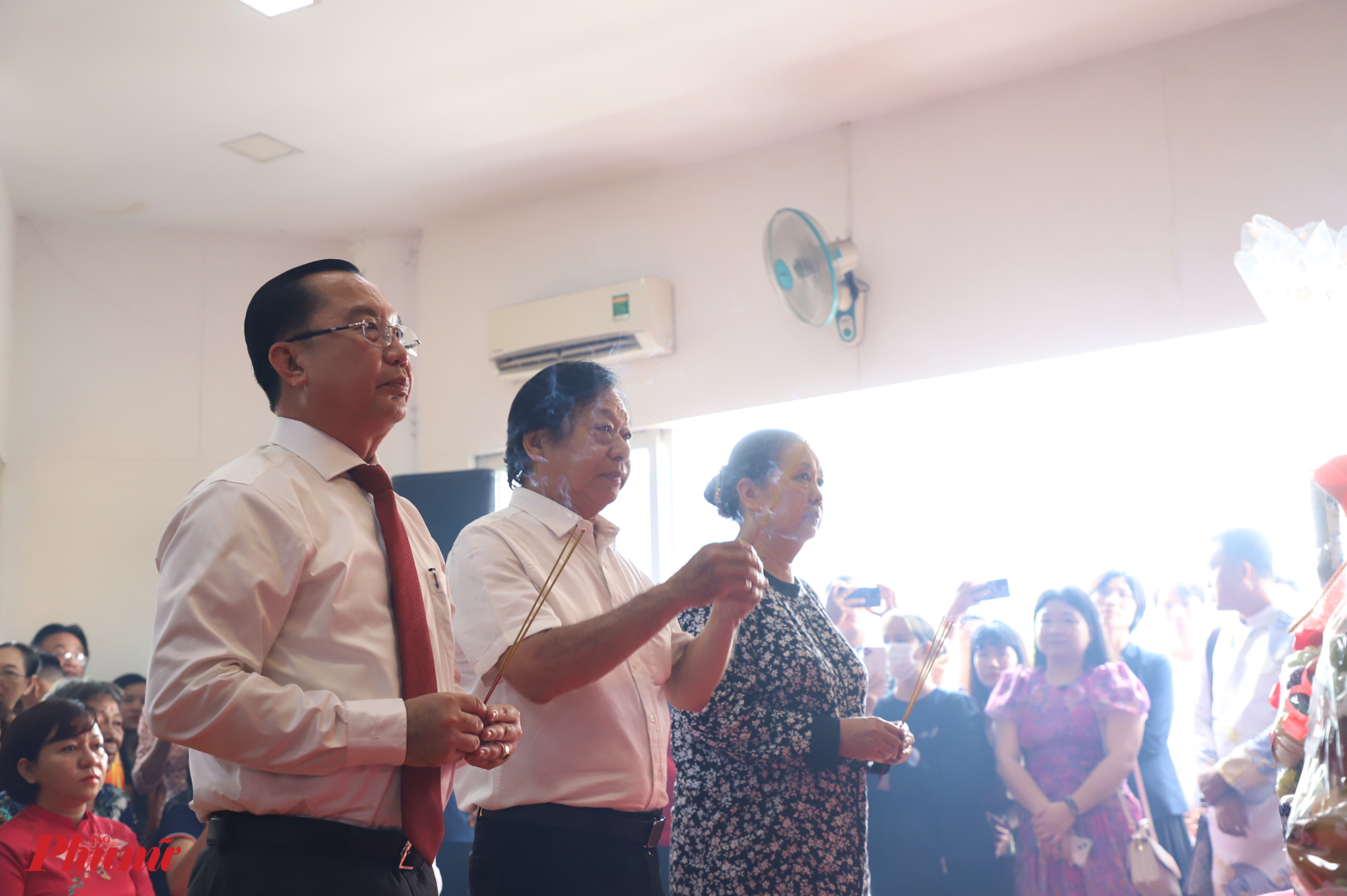 Từ trái qua: ông Trần Thế Thuận (Giám đốc Sở VH-TT TPHCM), NSND Trần Ngọc Giàu (Chủ tịch Hội Sân khấu TPHCM) và bà Dương Cẩm Thuý (Chủ tịch Hội Điện ảnh TPHCM)