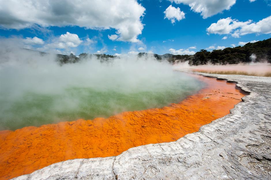 Suối nước nóng lớn nhất: Vạc Waimangu, New Zealand Thung lũng núi lửa Waimangu trên đảo Bắc của New Zealand là điểm nóng của hoạt động địa nhiệt. Đó là nơi bạn sẽ tìm thấy suối nước nóng lớn nhất thế giới tính theo diện tích bề mặt và lớn thứ hai thế giới về lưu lượng. Hồ Waimangu, hay Hồ Frying Pan, như thường được biết đến, nông (20 feet/6m) nhưng có diện tích 409.029 feet vuông (38.000m2). Vùng nhiệt Waimangu, có nghĩa là “nước đen” trong tiếng Maori, chỉ được tạo ra vào năm 1886 sau vụ phun trào mạnh mẽ của núi Tarawera. Với vùng nước có tính axit ở mức 50-60°C (122-140°F), đây không phải là nơi bạn muốn đến quá gần - ý tưởng hay hơn là lên một chuyến bay ngắm cảnh để chiêm ngưỡng vẻ đẹp lộng lẫy ướt át của nó từ trên cao .