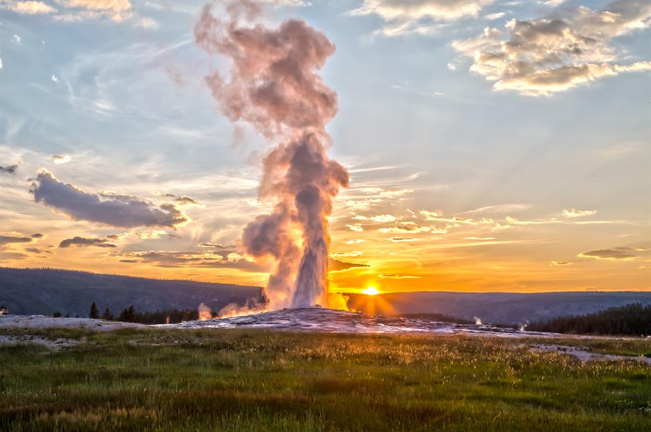 Vườn quốc gia lâu đời nhất: Vườn quốc gia Yellowstone, Mỹ Vào ngày 1 tháng 3 năm 1872, Yellowstone trở thành công viên quốc gia đầu tiên trên thế giới dưới thời tổng thống Ulysses S Grant nhằm bảo vệ cảnh quan đặc biệt. Còn nhiều điều phá kỷ lục nữa về vùng hoang dã rộng lớn này, trải rộng 3.472 dặm vuông (8.992sq/km) trên khắp Wyoming, Montana và Idaho. Nó có 10.000 đặc điểm thủy nhiệt – nhiều hơn phần còn lại của thế giới cộng lại. Đây là nhà của 67 loài động vật có vú và là nơi tập trung động vật hoang dã lớn nhất ở 48 bang phía dưới của đất nước. Công viên đặc biệt nổi tiếng với loài bò rừng bizon và cũng là nơi duy nhất ở Mỹ có những con thú to lớn này sinh sống liên tục kể từ thời tiền sử.