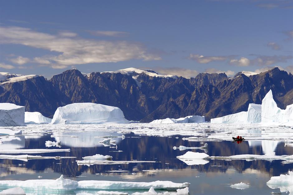 Vườn quốc gia lớn nhất: Vườn quốc gia Đông Bắc Greenland, Greenland Công viên quốc gia Đông Bắc Greenland là một trong những vùng hoang dã nguyên sơ cuối cùng trên thế giới, nhưng bạn sẽ phải tham gia chuyến thám hiểm để trải nghiệm cảnh quan băng giá này, trong đó 80% trong số đó được bao phủ vĩnh viễn bởi Dải băng Greenland. Với diện tích 375.300 dặm vuông (972.000 km vuông) và hầu như không bị con người chạm tới, hệ sinh thái vùng Bắc Cực cao là công viên quốc gia lớn nhất thế giới và có diện tích đất được bảo vệ lớn nhất. Nó gần bằng diện tích của Tây Ban Nha và Pháp cộng lại. Những ai được nhìn thấy nó sẽ kinh ngạc trước những tảng băng trôi được chạm khắc, những khối đá ở thế giới khác, những ngọn núi phủ tuyết và vùng lãnh nguyên rộng lớn. Đây là nơi gấu Bắc Cực và loài sói Bắc Cực cực kỳ quý hiếm dạo chơi. Kỳ lân biển, hải mã và cá voi beluga cũng sinh sống ở vùng nước lạnh giá.