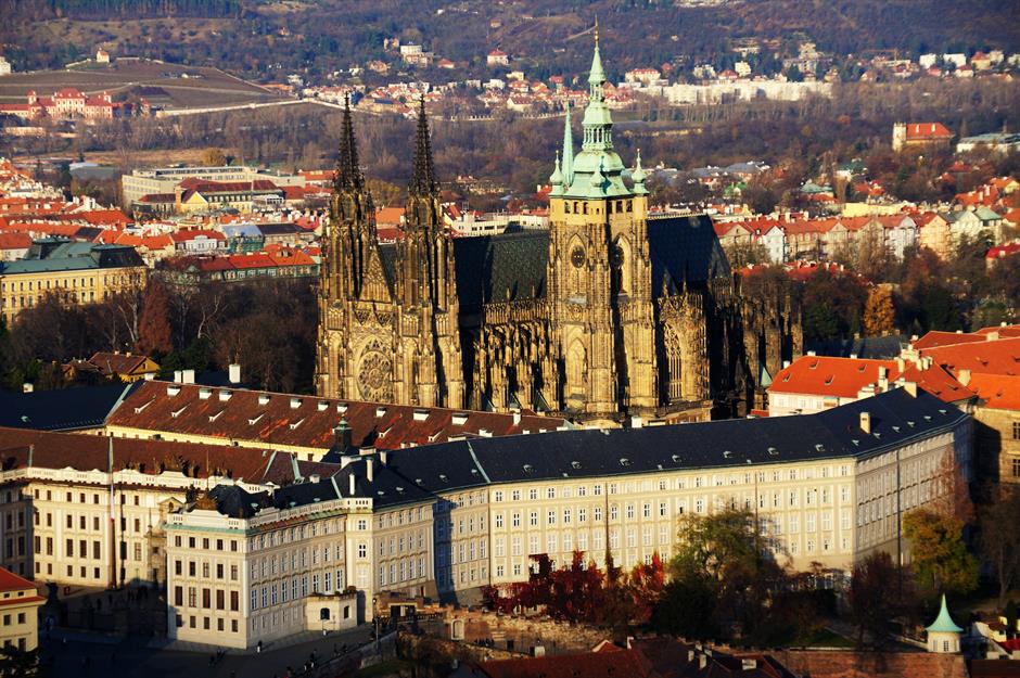 Lâu đài cổ lớn nhất: Lâu đài Praha, Cộng hòa Séc Với diện tích gần 753.473 feet vuông (70.000m2), Lâu đài Praha trên đỉnh đồi giữ vị trí tối cao là lâu đài cổ lớn nhất thế giới, theo Sách  kỷ lục Guinness . Nó cũng là một trong những lâu đời nhất. Nó được thành lập lần đầu tiên bởi Hoàng tử Bonivoj vào cuối thế kỷ thứ 9. Được bổ sung qua nhiều thế kỷ, giờ đây nó là một khu phức hợp choáng ngợp gồm các nhà thờ, tháp, hội trường, cung điện và khu vườn. Đó là một viên ngọc quý tuyệt đối trên vương miện của thủ đô đẹp như tranh vẽ, rất xứng đáng để bạn ghé thăm nhiều lần. Ngày nay, đây là ngôi nhà của Vương miện Bohemian Jewels, được cất giữ trong Nhà thờ St Vitus và lâu đài cũng là nơi ở chính thức của tổ