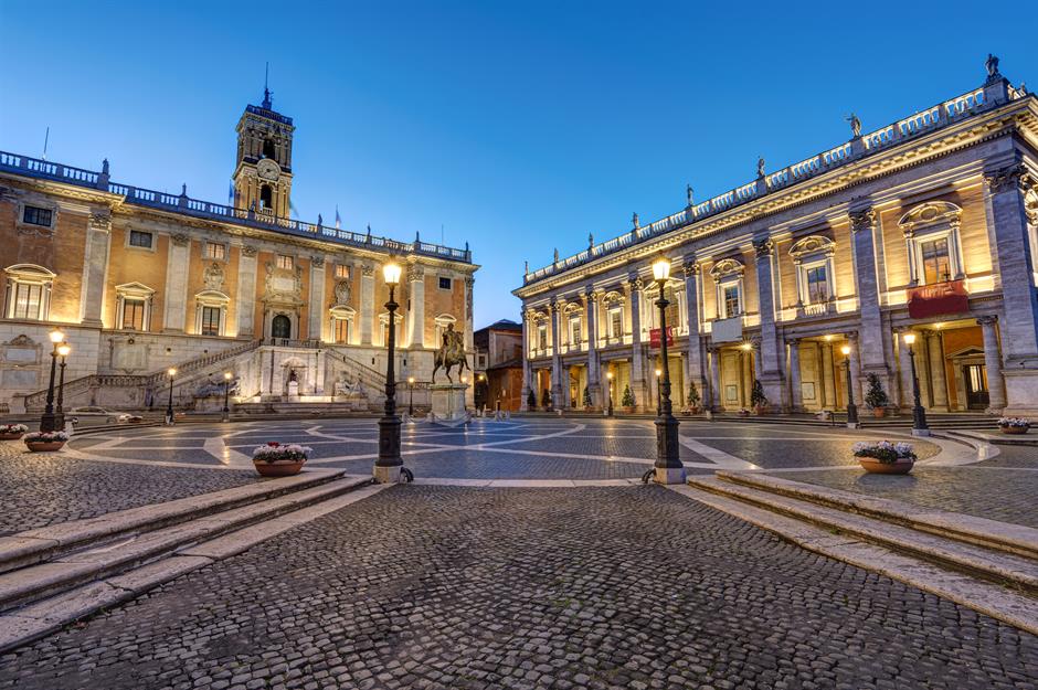 Bảo tàng công cộng lâu đời nhất: Bảo tàng Capitoline, Ý Với việc tạo ra bộ sưu tập có niên đại từ năm 1471, khi Giáo hoàng Sixtus IV tặng một số bức tượng đồng cho người dân Rome, Bảo tàng Capitoline ở Quảng trường Piazza del Campidoglio của Rome thường được công nhận là bảo tàng công cộng lâu đời nhất thế giới. Các giáo hoàng tiếp theo cũng đã tặng những kho báu vô giá và giờ đây bộ sưu tập bảo tàng này là nơi trưng bày một loạt các tác phẩm điêu khắc La Mã, thời Trung cổ và Phục hưng cũng như một số bức tranh. Một trong những hiện vật quý giá nhất của nó là bức tượng đồng Marcus Aurelius trên lưng ngựa từ thế kỷ thứ 2; cũng như con sói Capitoline với Romulus và Remus. Nằm trên Đồi Capitol, các bảo tàng cũng được bao quanh hoàn toàn bởi lịch sử cổ xưa.