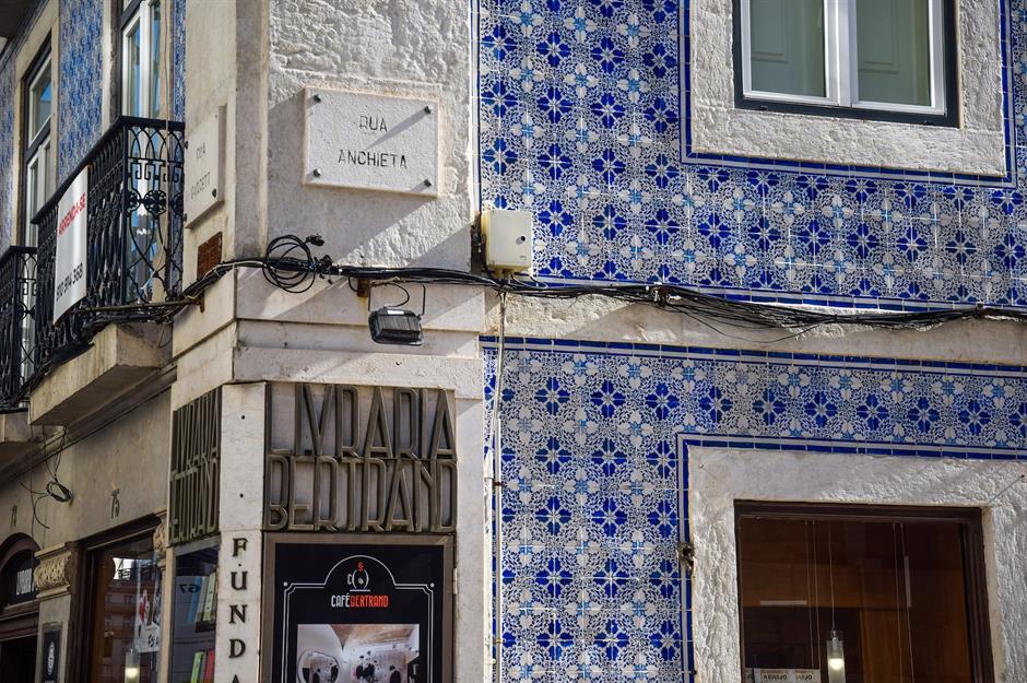 Hiệu sách lâu đời nhất: Livraria Bertrand, Bồ Đào Nha Được thành lập vào năm 1732, hiệu sách Bertrand ở Lisbon là cửa hàng mơ ước của tất cả những người mê sách. Mọi người đã đến để xem qua các kệ chứa đầy đồ của nó và tập hợp lại để đảm bảo quyền lợi cho thế giới trong hàng trăm năm. Thành phố giàu văn hóa này có rất nhiều hiệu sách xinh đẹp tràn ngập sách, nhưng cửa hàng được trang trí bằng gạch ở góc Rua Garrett và Anchieta ở quận Chiado này là cửa hàng lâu đời nhất trong số đó - và chính thức là cửa hàng lâu đời nhất trên thế giới, theo Sách kỷ lục Guinness thế giới . Hãy ngồi xuống một trong những chiếc ghế sofa hoặc trong quán cà phê lấy cảm hứng từ văn học và thưởng thức đồ uống trong bầu không khí đậm chất sách vở ở đó.