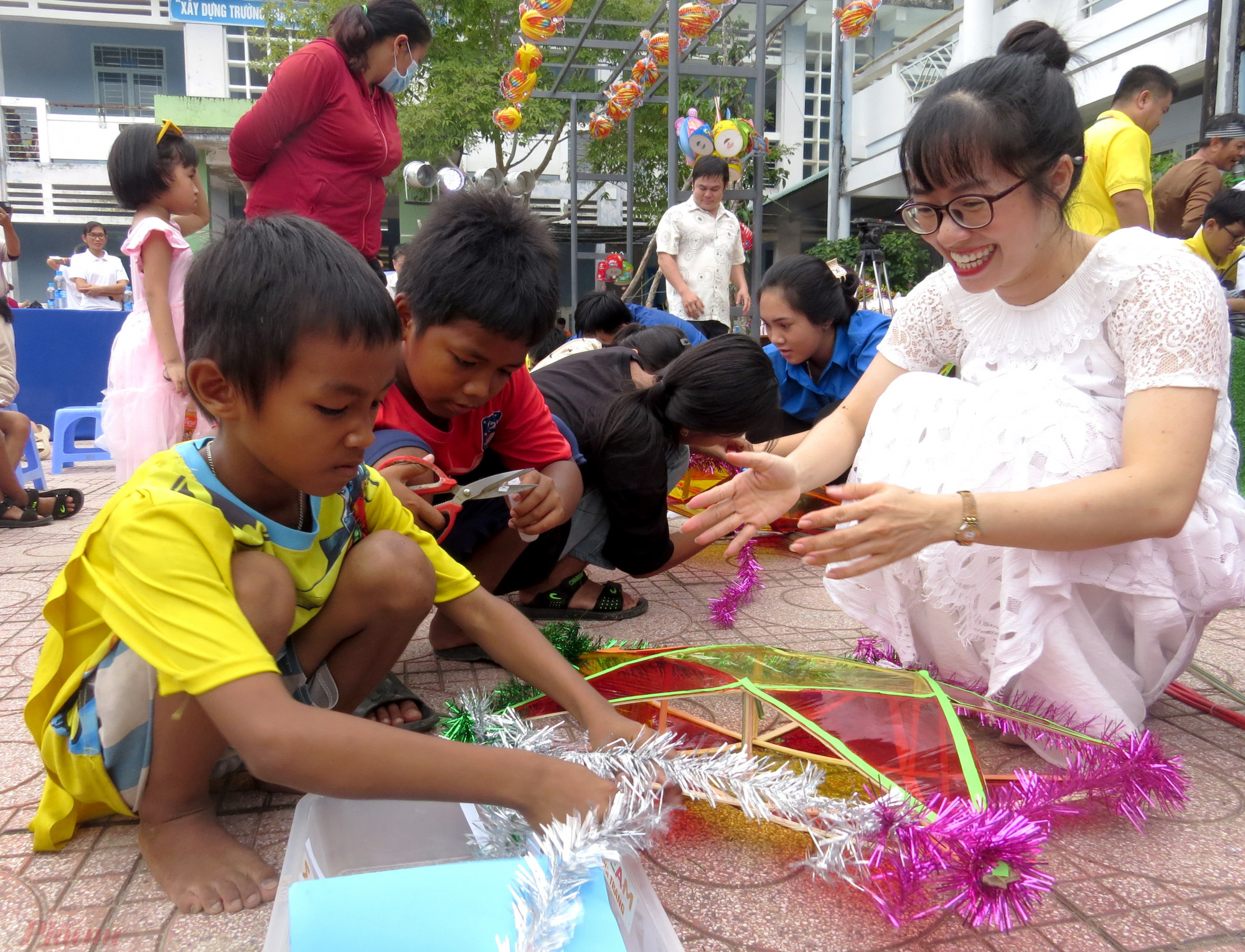 Các em học sinh ở xã Khánh Trung, huyện Khánh Vĩnh tham gia thi trang trí lồng đèn