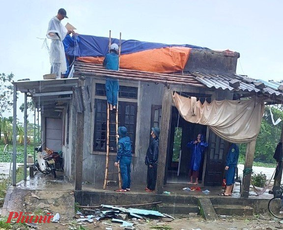 Người dân xã Quảng Thành giúp nhau lợp lại mái nhà