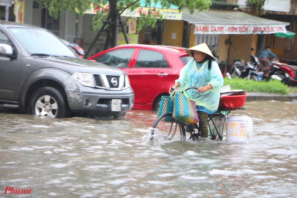 Cơn mua đầu mùa khiến việc mưu sinh của người lao động rất khó khăn