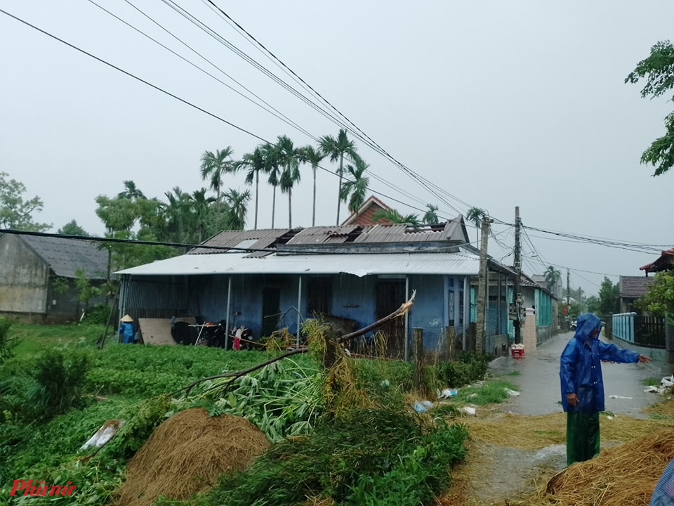 Nhiều nhà dân ở xã Quảng Thành bị tốc mái