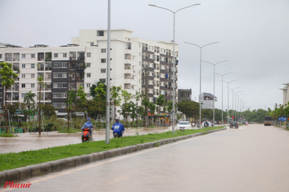 Khu vực chung cư Xuân Phú nước mưa ngập tràn trên cả lòng đường