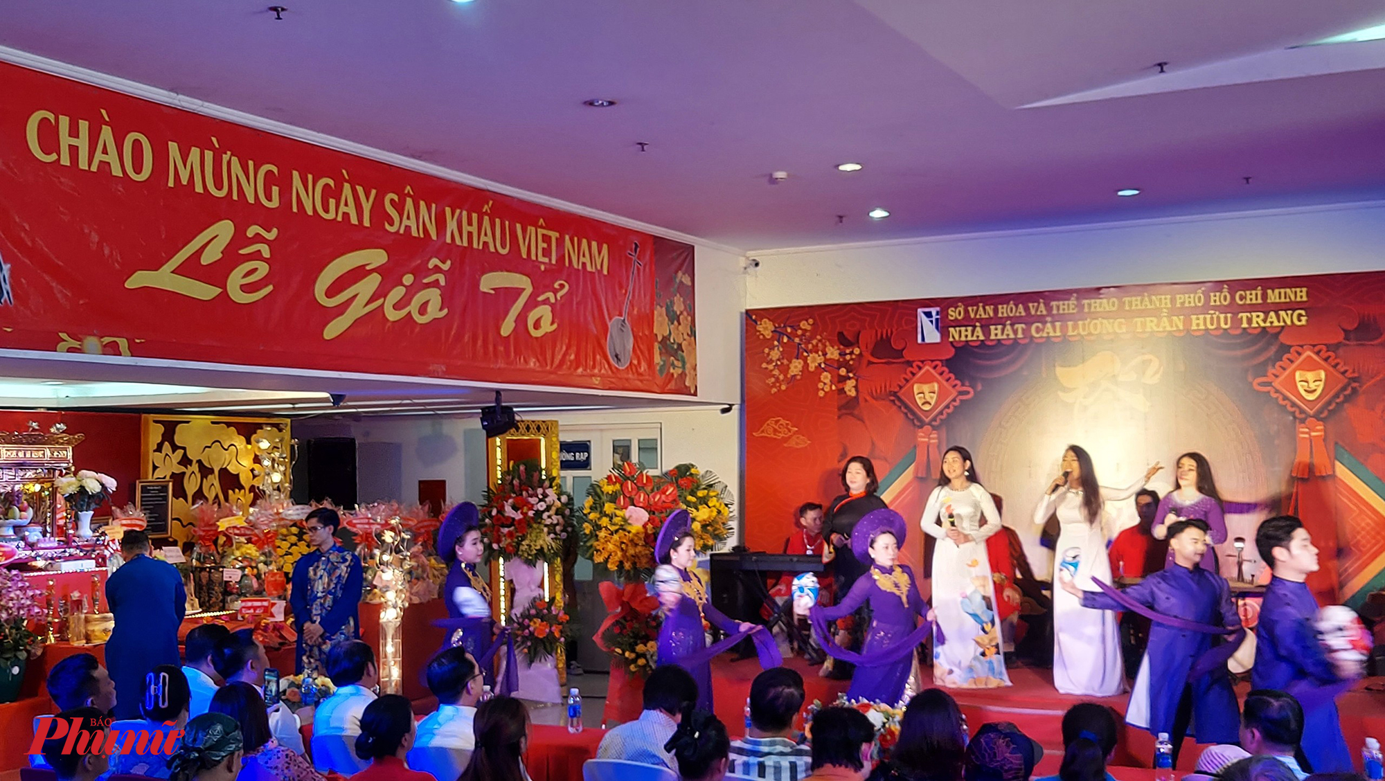Cùng trong sáng 26/9, Nhà hát Cải lương Trần Hữu Trang cũng tổ chức lễ giỗ Tổ ngành sân khấu. Đây là nhà hát trọng điểm về nghệ thuật cải lương của miền nam. 