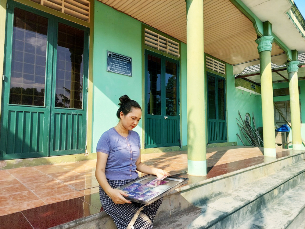 Tác giả về lại căn nhà từng sống cùng bà Giáo  - ngôi nhà có “thùng kẹo Thạch Sanh” hết vơi lại đầy  bà thưởng cho tác giả mỗi khi học bài xong, làm được việc tốt