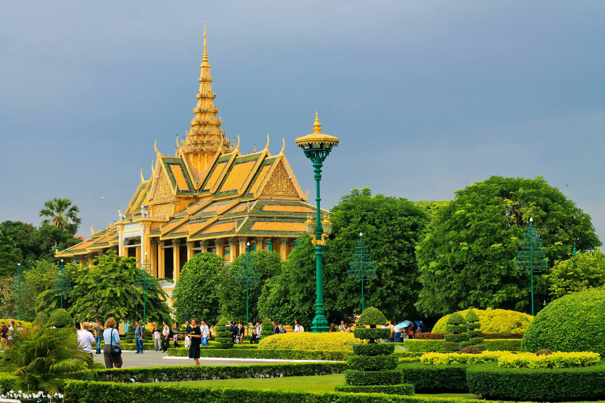 Hoàng Cung Campuchia là nơi sinh sống và làm việc của quốc vương vương quốc Campuchia. Cung điện được chia làm 2 khu: khu chùa Phật Ngọc Lục Bảo (hay còn gọi là chùa Vàng/ chùa Bạc), khu còn lại là nơi sinh sống và làm việc của nhà vua - khu cung điện. Chùa Phật Ngọc Lục Bảo là nơi vua tổ chức mừng thọ, hay các nghi lễ Phật Giáo nên không có sư trụ trì. Chùa được đặt tên là Chùa Bạc/ Chùa Bạc vì sàn ở đây được lót 5.329 miếng gạch lót nền bằng bạc và có một tượng Phật được đính hơn 2.000 viên đá kim cương. Ngoài ra, nơi đây còn có rất nhiều bức tượng nhỏ được làm bằng vàng, bạc, đồng tinh xảo. Giá vé người nước ngoài: 6 USD/người. Thời gian hoạt động: 8-11g và 14-17g.