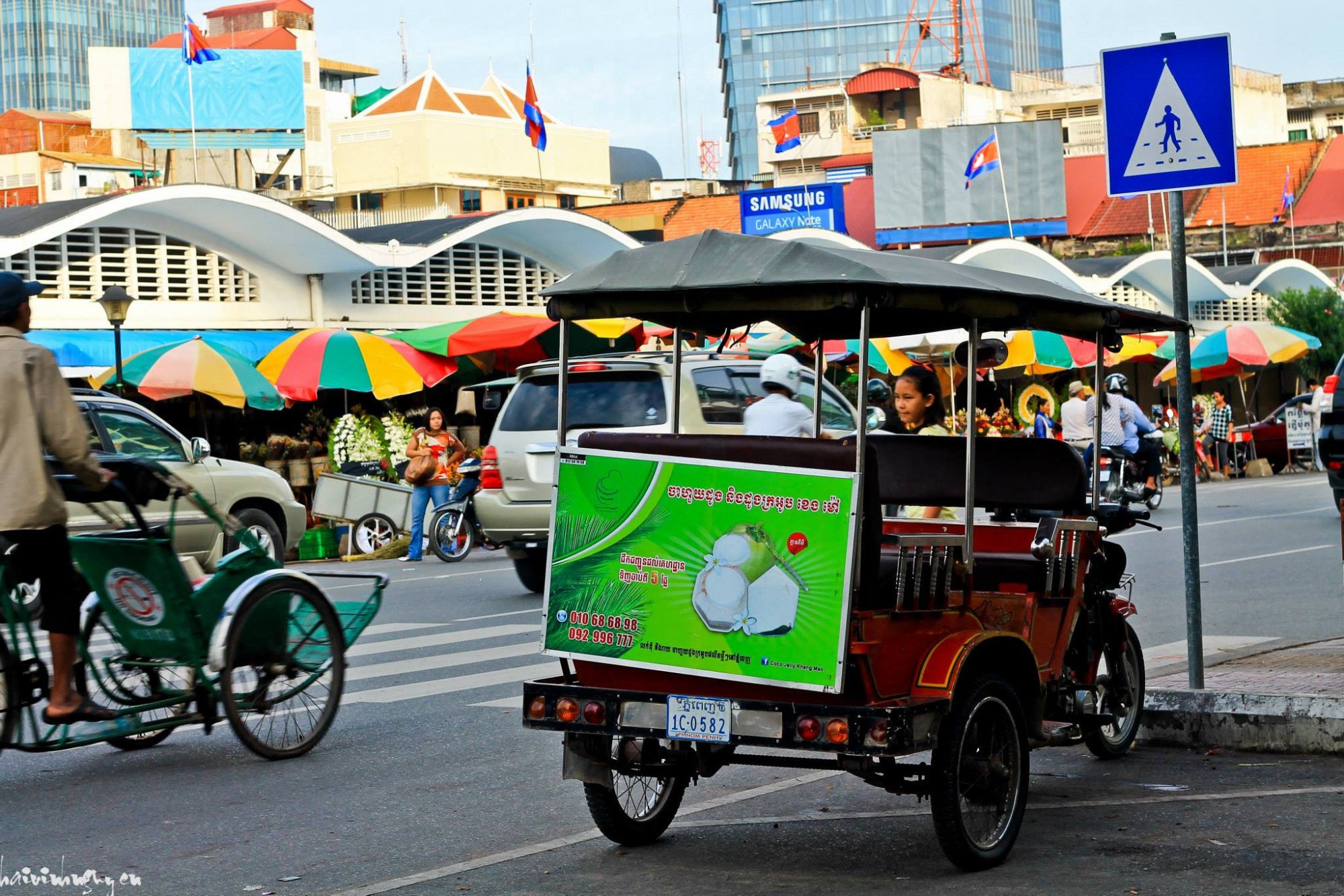 Sáng ngày 2: Di chuyển đến một trong những ngôi chợ truyền thống lớn nhất Phnom Pênh, ăn sáng, uống cà phê, mua sắm...10g, di chuyển đến chùa bà Pênh, bảo tàng...