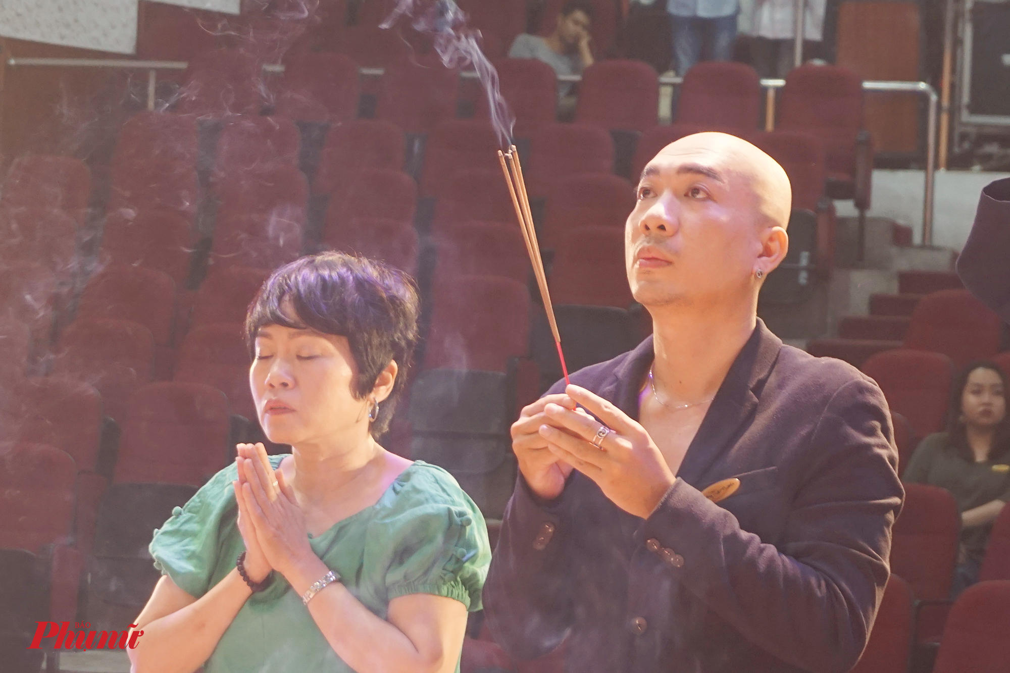 Diễn viên Kim Huyền (áo xanh) gần đây hợp tác với sân khấu Hoàng Thái Thanh trong vở Trả lại lia thia. 