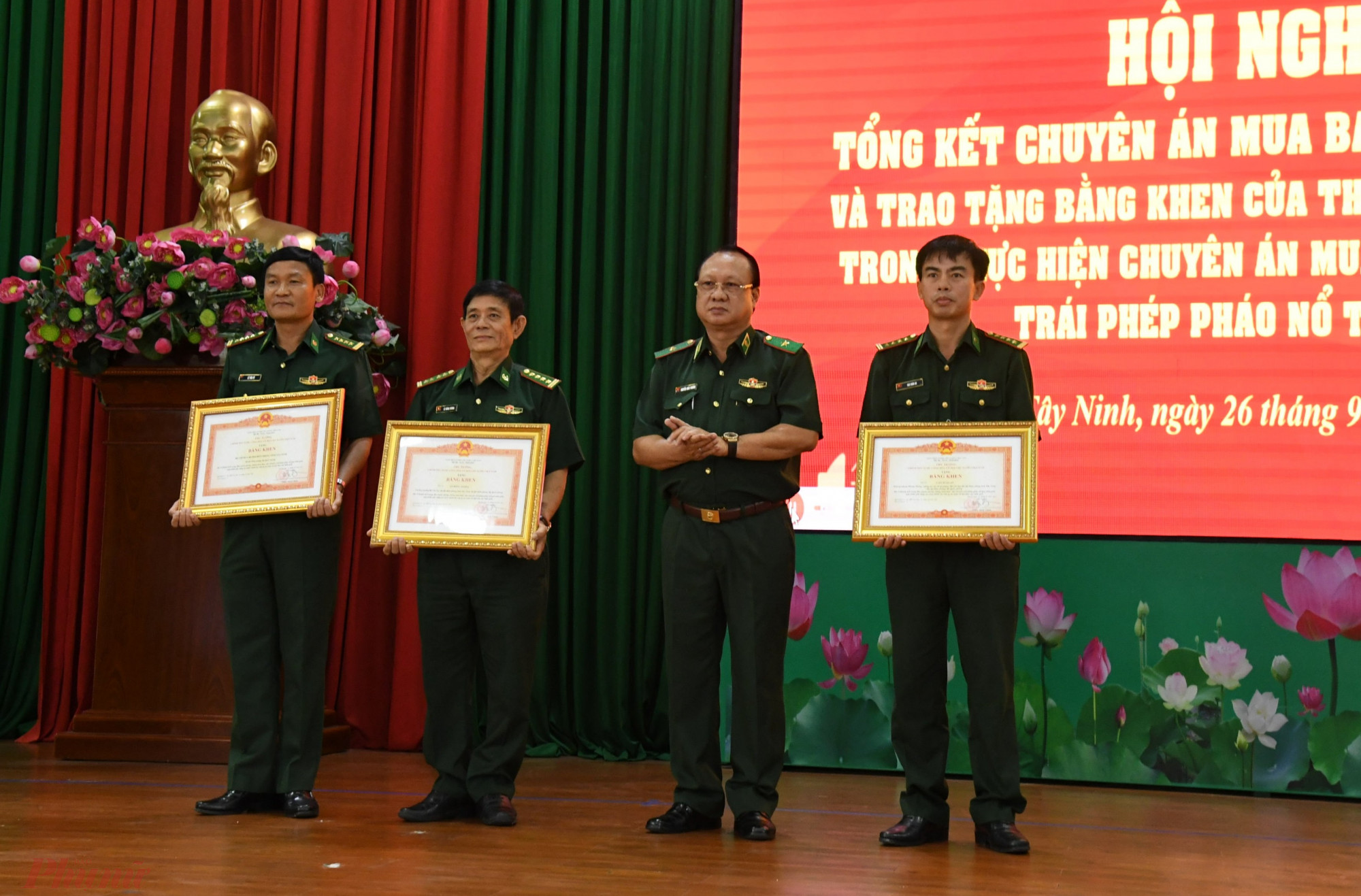 Thiếu tướng Nguyễn Hoài Phương tặng bằng khen của Thủ tướng Chính phủ cho 1 tập thể và 2 cá nhân trong thực hiện chuyên án 1222P.