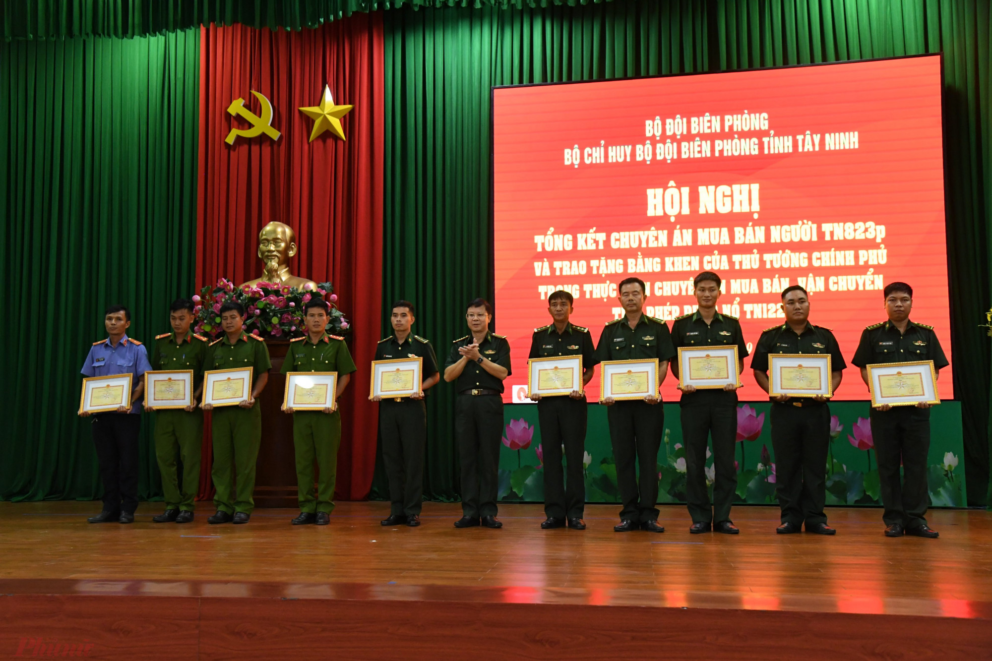 Lãnh đạo Bộ Chỉ huy Bộ đội Biên phòng tỉnh Tây Ninh tặng giấy khen cho lực lượng tham gia chuyên án.