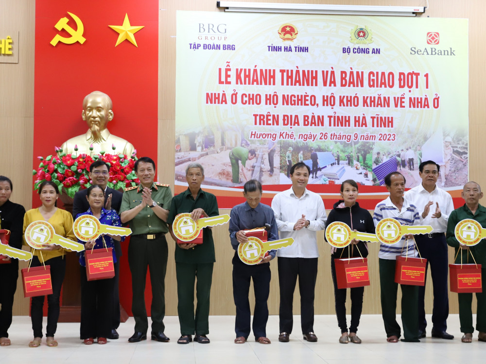 Sau một thời gian triển khai, 600/1.000 ngôi nhà dành cho người nghèo ở Hà Tĩnh đã hoàn thành và được bàn giao cho người dân - Ảnh: Hùng Cường