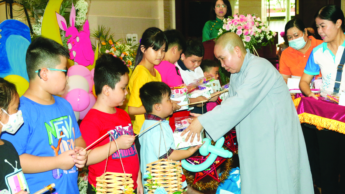 Ni sư Thích nữ Như Nguyệt - Phó viện trưởng Học viện Phật giáo Việt Nam tại TPHCM - tặng quà cho các em nhỏ 