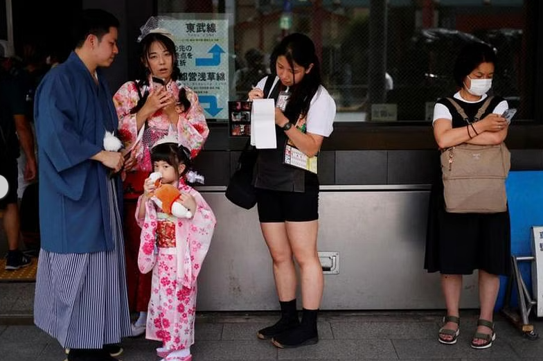 Người kéo kỳ cựu Shiori Yano, 29 tuổi, với 9 năm kinh nghiệm, đang giải quyết các yêu cầu của công việc và gia đình.  Cựu huấn luyện viên thể hình đã nghỉ 4 năm sau khi sinh con. Hiện cô làm việc bằng xe kéo 8 tiếng mỗi ngày, vội vã đón con gái từ nhà trẻ trước khi về nhà nấu bữa tối và làm các công việc nhà khác.      Yano nói: “Công việc này nhìn bề ngoài có vẻ hào nhoáng nhưng tôi đã có một số thời điểm khó khăn, kể cả khi tôi bị từ chối vì một tài xế nam”. Tuy nhiên, cô nói rằng cô sẽ tiếp tục làm việc vì cô thích công việc đó.