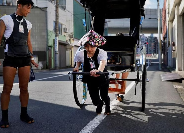 Chủ tịch Tokyo Rickshaw Ryuta Nishio cho biết: “Cô gái đầu tiên tham gia thật tuyệt vời”. Kể từ khi chúng tôi đăng video của cô ấy lên mạng xã hội, nhiều cô gái đã làm theo và tham gia cùng chúng tôi.  Ông nói thêm: “Trong tương lai, tôi muốn tạo ra một nơi mà phụ nữ cảm thấy thoải mái khi làm việc và đóng vai trò tích cực”.\