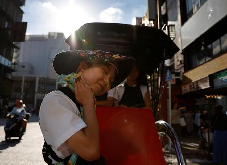 Và chính những bài đăng trên mạng xã hội đó đã thu hút sinh viên đại học Yumeka Sakurai tham gia Tokyo Rickshaw.  “Tôi đã xem nhiều video quay cảnh phụ nữ chăm chỉ tập luyện và trở thành tài xế xe kéo. Họ cho tôi niềm tin rằng tôi cũng có thể làm được nếu cố gắng”, cô gái 20 tuổi nói.  Sau bốn tháng huấn luyện và vượt qua sự phản đối từ bạn bè và gia đình, Sakurai cho biết giờ đây cô rất tự hào khi được chở khách bằng chiếc xe kéo của mình.