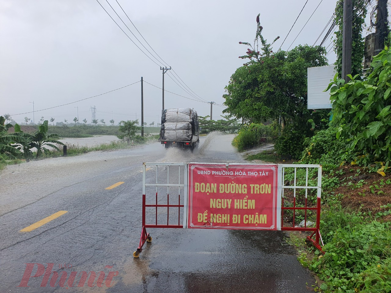 Bùn tống xuống lấp đường gây ra nhiều vụ tai nạn