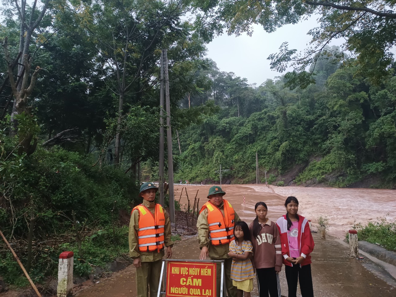 Ngầm Cà Roòng, xã Thượng Trạch, huyện Bố Trạch bị lũ chia cắt do mưa lũ 