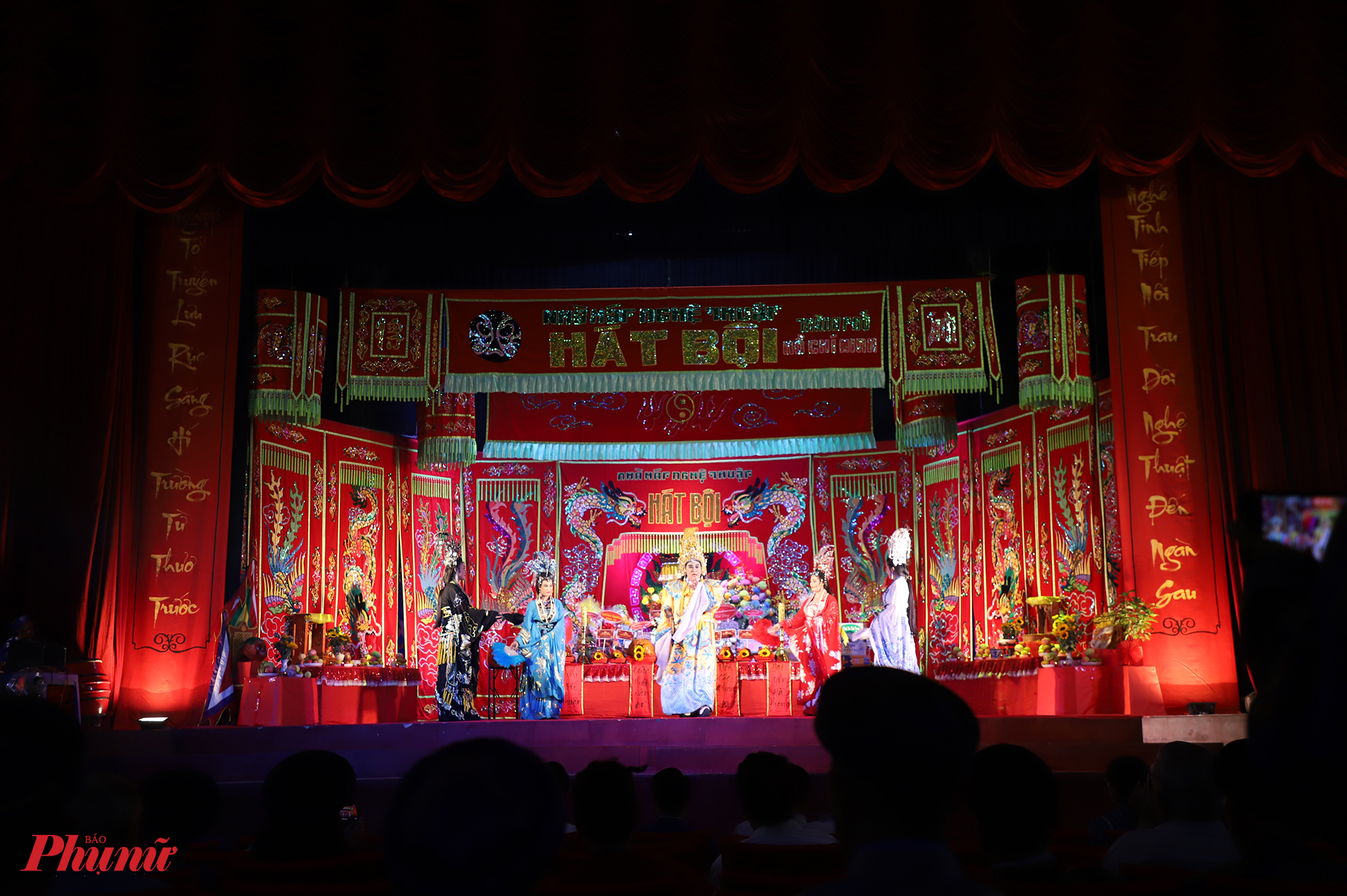 Lễ cúng Tổ nghề sân khấu hôm nay diễn ra sớm nhất tại Nhà hát Nghệ thuật Hát bội TPHCM. Tại đây, các nghi thức cúng lễ được tổ chức bài bản, trang nghiêm. 