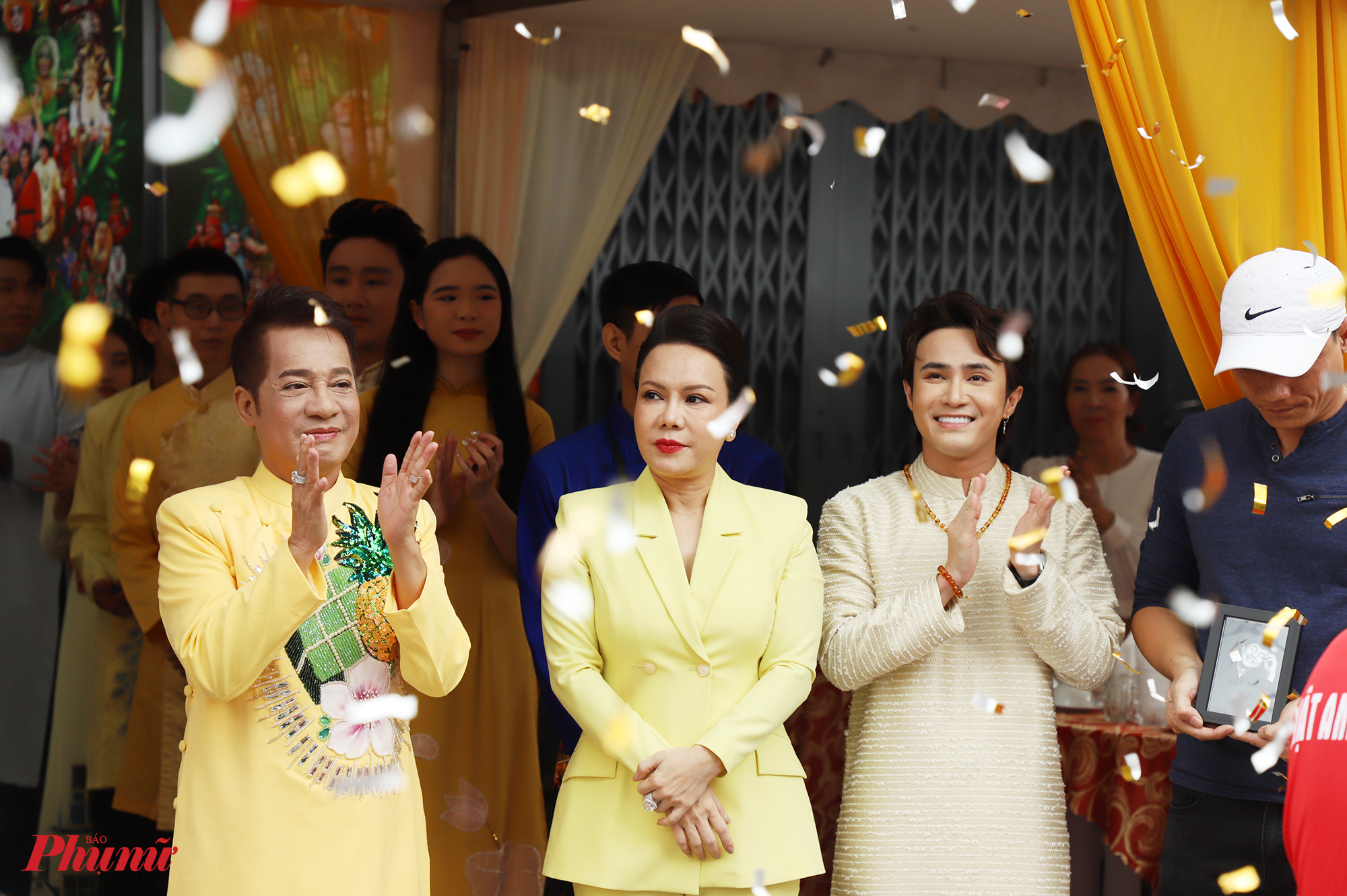 10g sáng, lễ giỗ Tổ ngành sân khấu cũng được cử hành tại sân khấu Trương Hùng Minh (quận 10, TPHCM) của nghệ sĩ Minh Nhí và nghệ sĩ Việt Hương.
