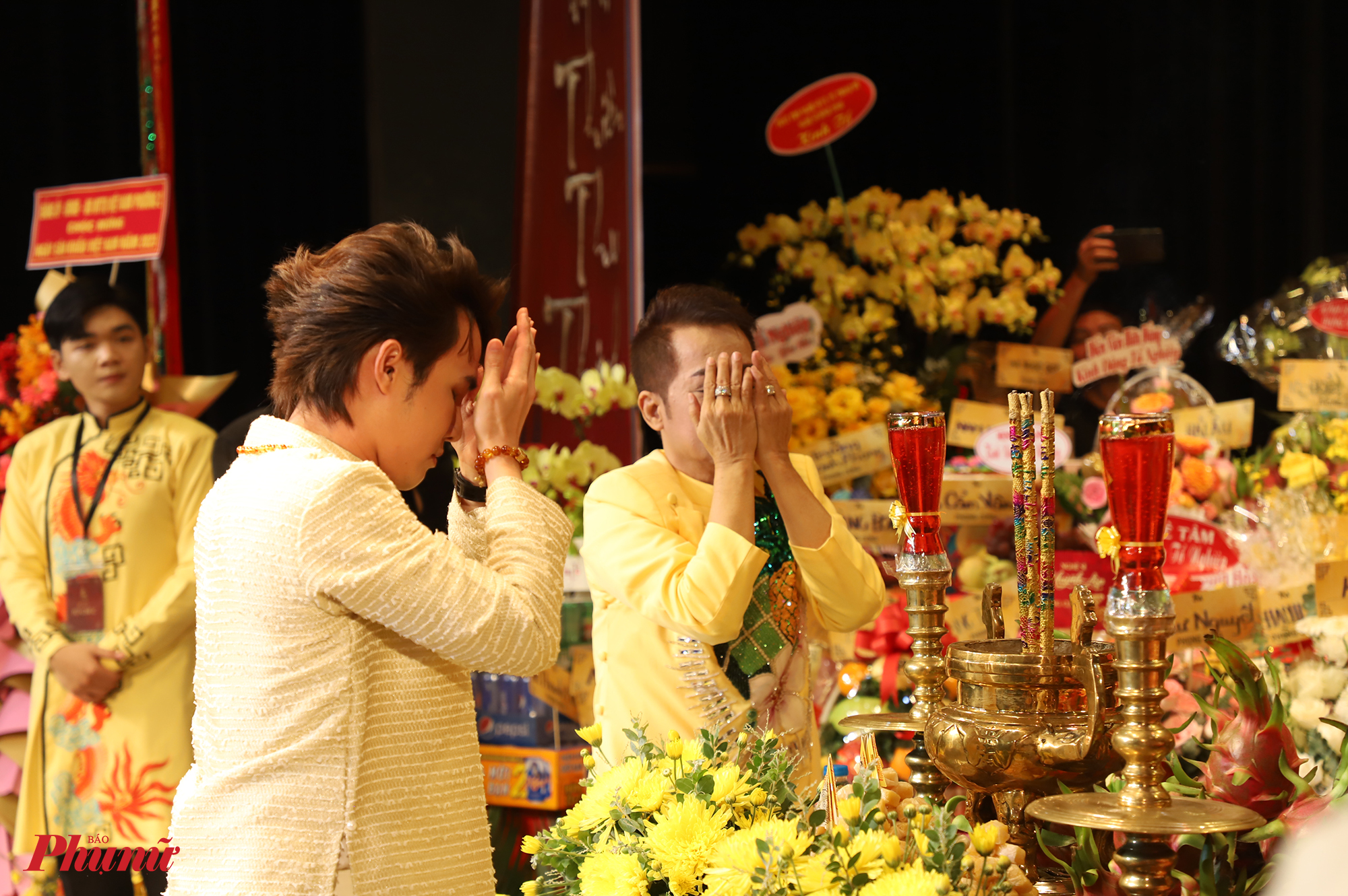 Nghệ sĩ Minh Nhí và diễn viên Huỳnh Lập xin phước, duyên lành từ Tổ nghiệp. Ngày giỗ Tổ sân khấu cũng được xem là ngày Tết của riêng giới nghệ sĩ. 