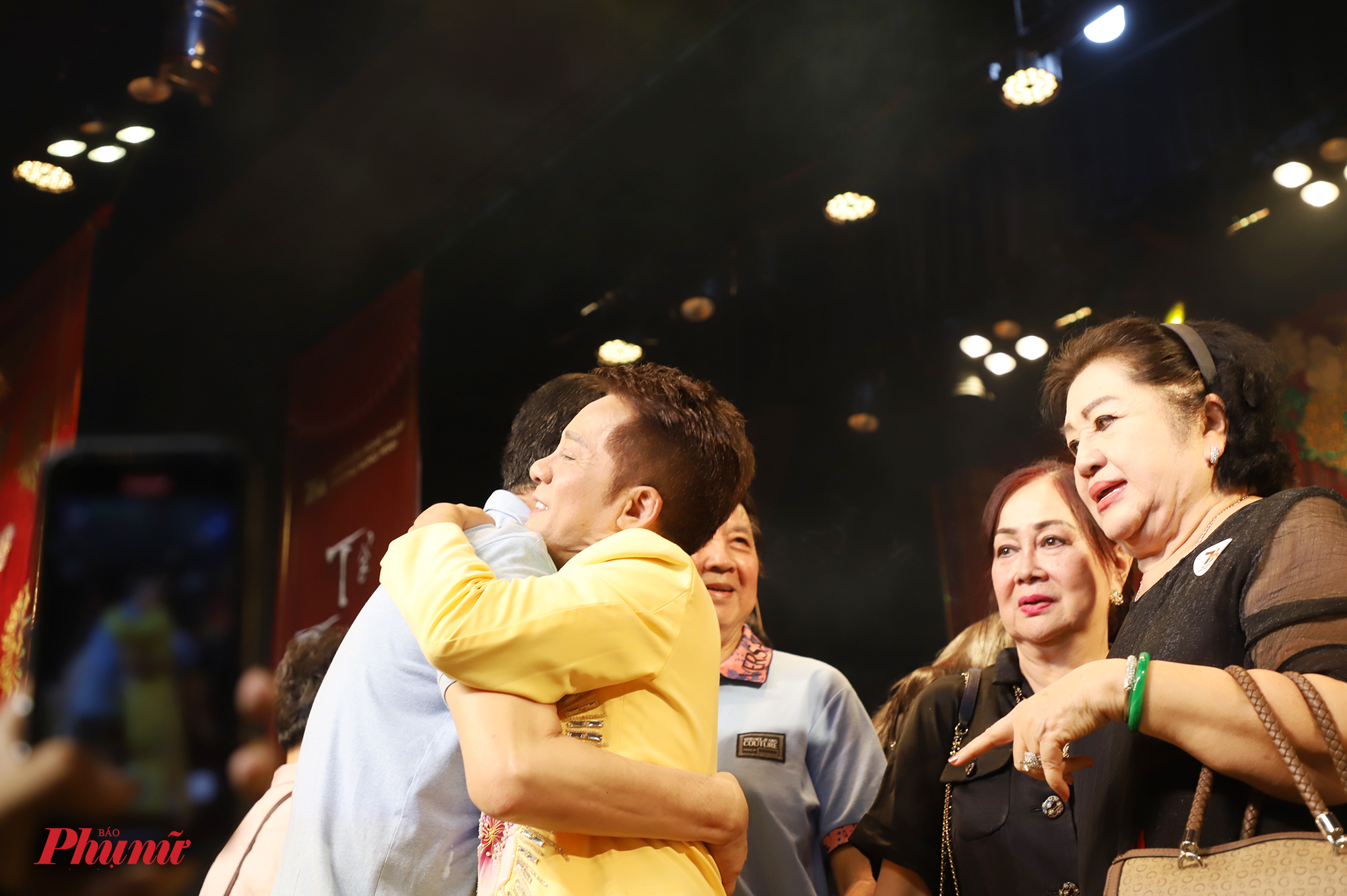 Nghệ sĩ Minh Nhí ôm chầm NSƯT Hữu Châu khi gặp mặt. Họ đều lớn tuổi và hiện vẫn nặng tình với sân khấu.