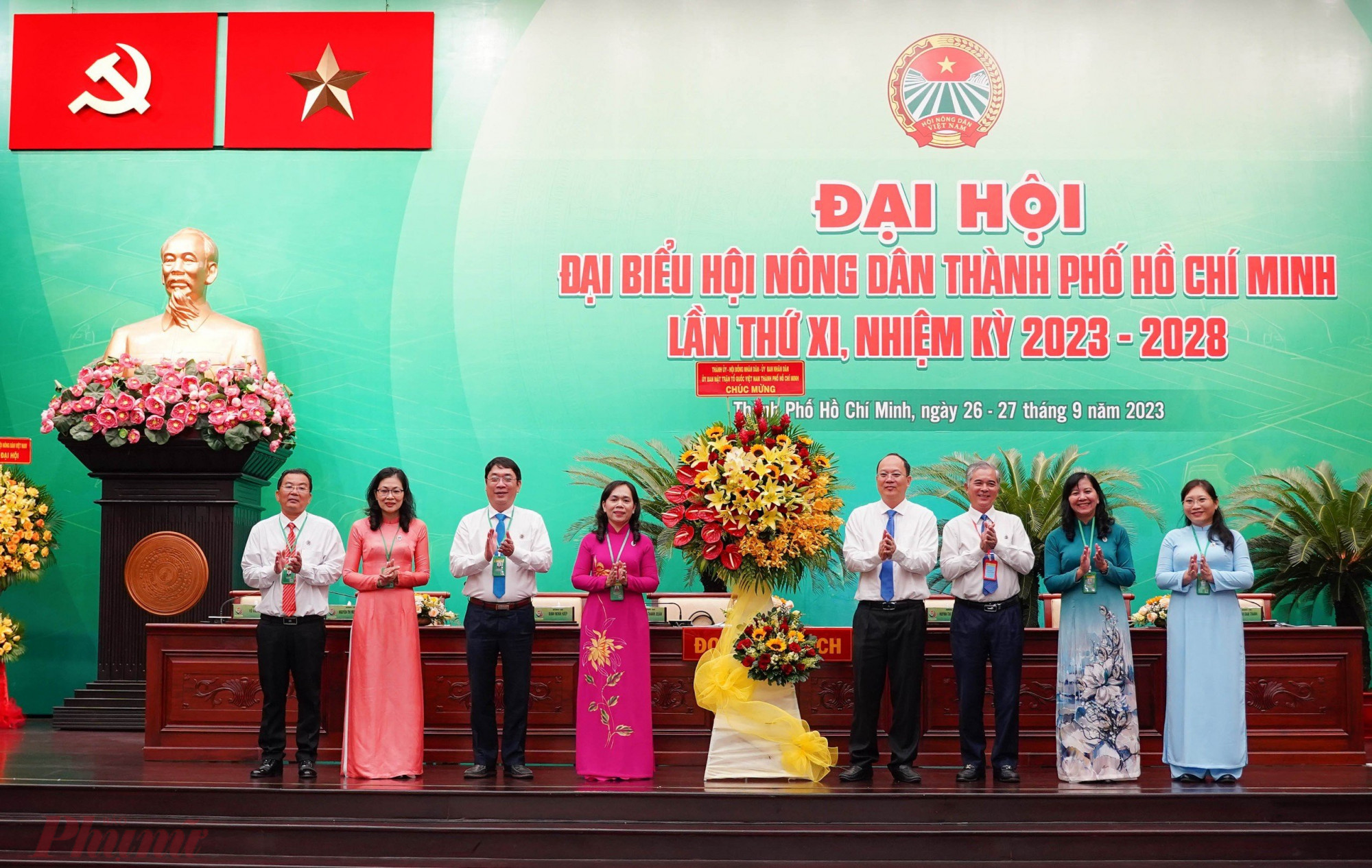 Phó Bí thư Thành uỷ TPHCM Nguyễn Hồ Hải ( ở giữa, bên phải) tặng hoa chúc mừng đại hội