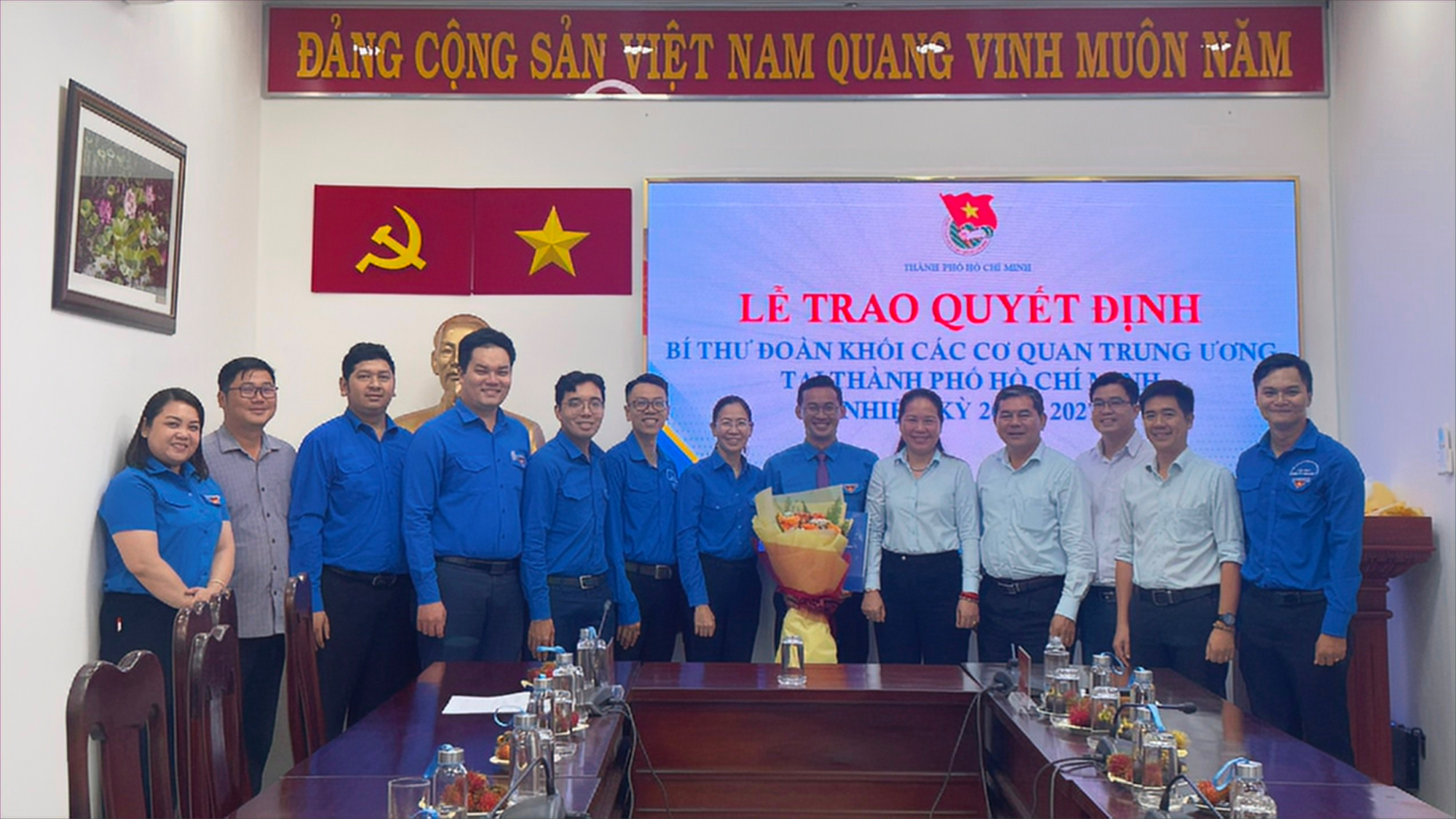 Trao quyết định Bí thư Đoàn Khối các cơ quan Trung ương tại TPHCM khóa I, nhiệm kỳ 2022 – 2027 cho ông Trần Anh Tiến.  Ảnh: Đoàn Khối Dân – Chính - Đảng TP.