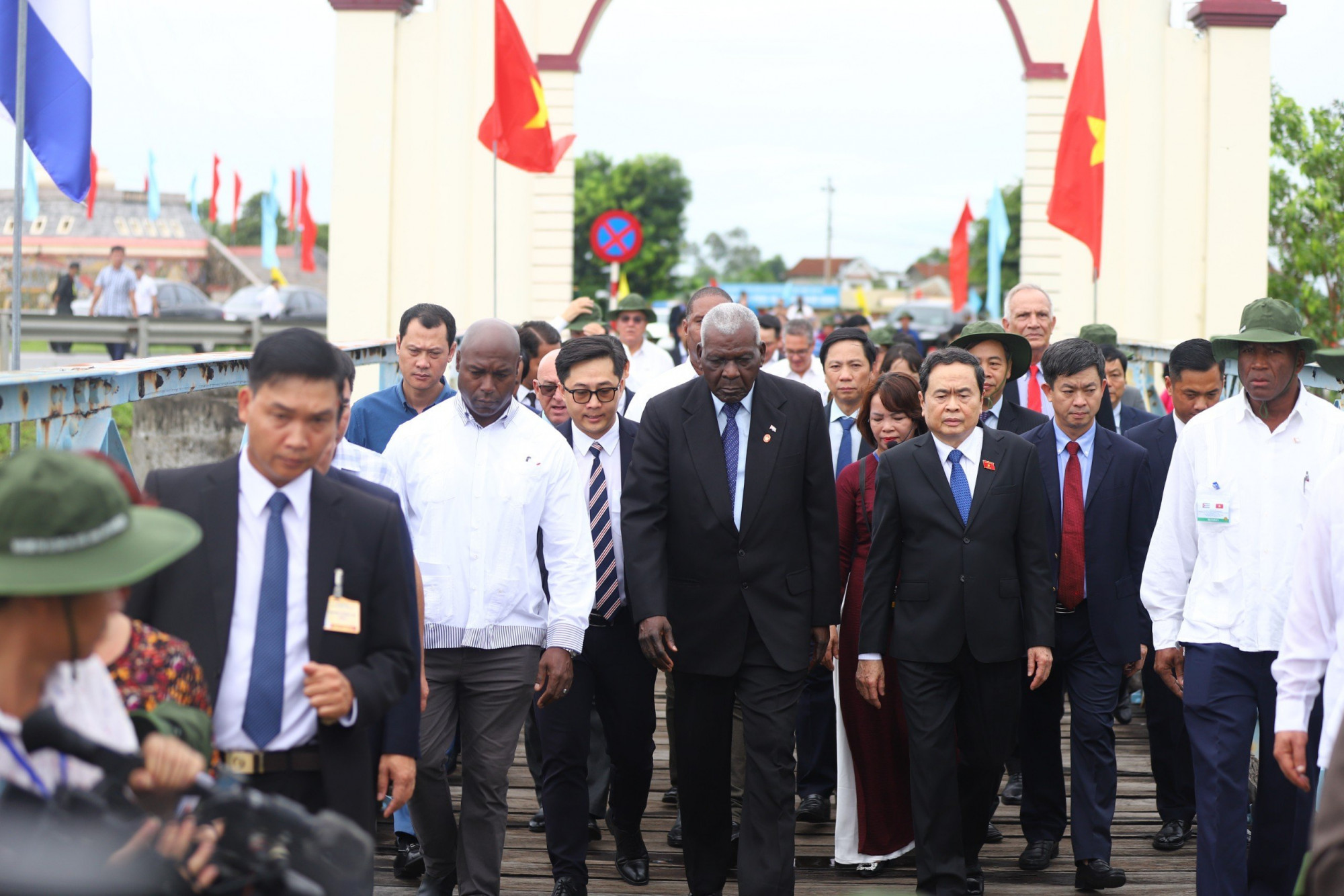 Chủ tịch Quốc hội Chính quyền Nhân dân Cuba Esteban Lazo Hernandez đã đến dâng hoa và trồng cây lưu niệm tại Công viên Fidel (TP Đông Hà). Truóc đó tham quan cầu Hiền Lương, sông Bến Hải,