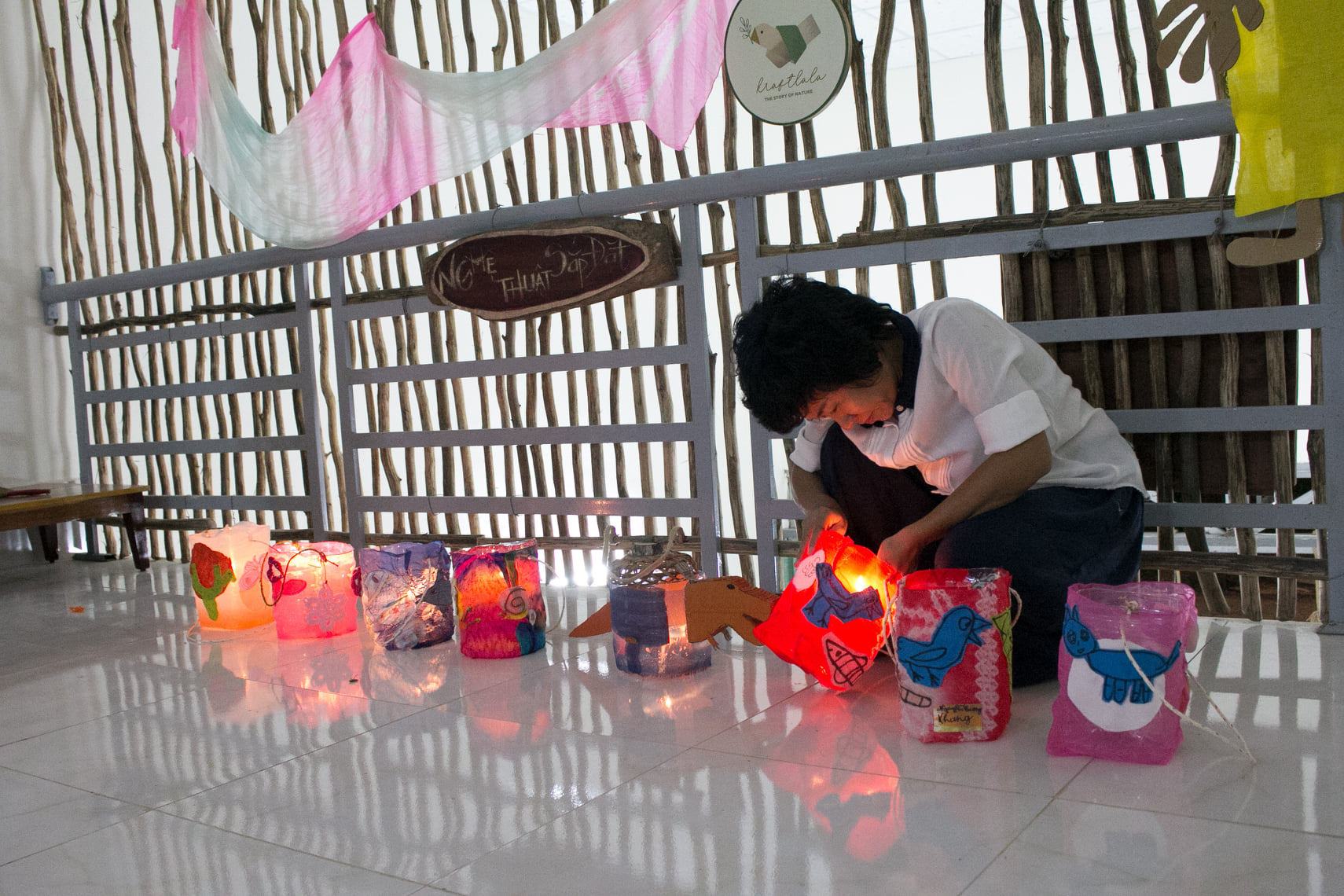 Nhiều mẹ lại thích cùng các con tỉ mẩn làm đèn trung thu handmade (Ảnh: Hai Ve Chai)