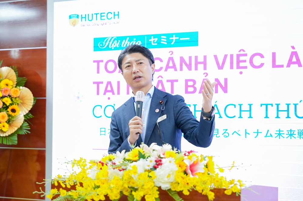 Ông Aoyagi Yoichiro mang đến nhiều thông tin giá trị về thị trường lao động tại Nhật và vai trò của đổi mới sáng tạo đến các bạn - Ảnh: HUTECH