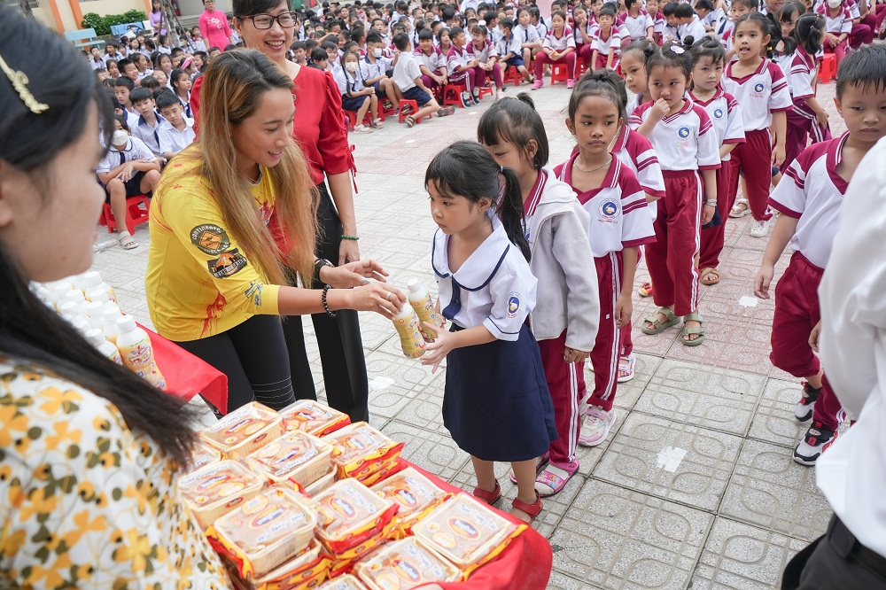 Vận động viên Vũ Phương Thanh (Thanh Vũ) - đại sứ nhãn hàng Nước tăng lực Number 1 trao quà tết Trung thu cho các em học sinh Trường tiểu học Vĩnh Phú - Ảnh: THP