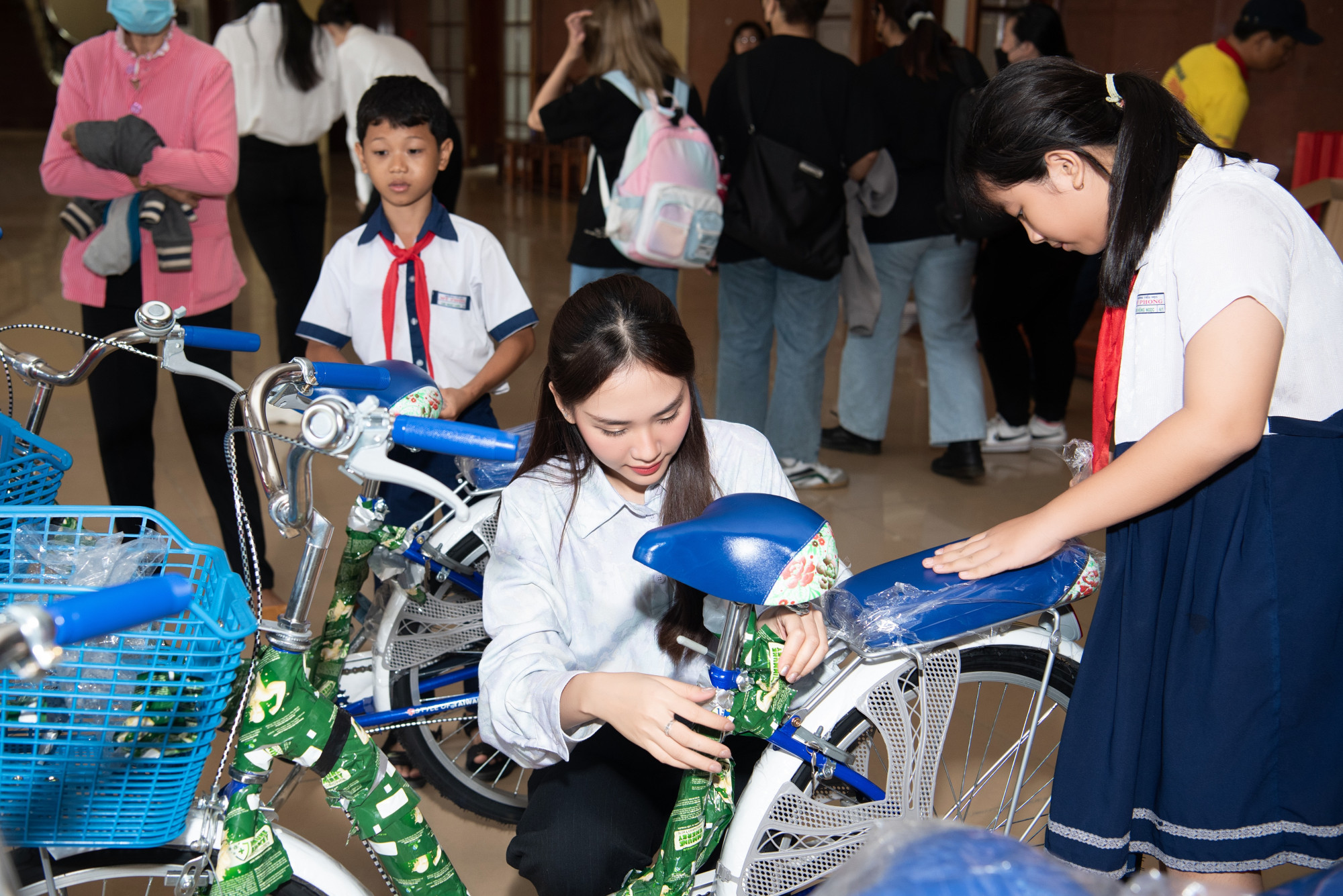 Hoa hậu Mai Phương trao xe đạp cho học sinh có hoàn cảnh khó khăn trong chuyến thiện nguyện vừa qua ở miền tây