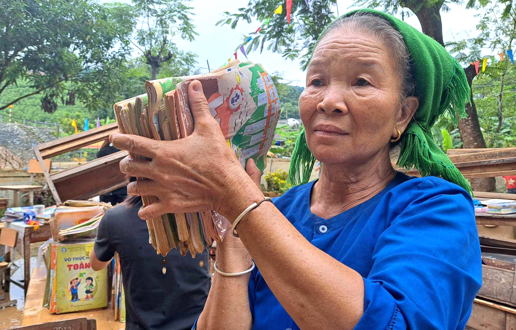 Giáo viên, phụ huynh Trường tiểu học Châu Thắng tranh thủ lấy sách rửa bùn, hong phơi - Ảnh: Hưng Nguyễn