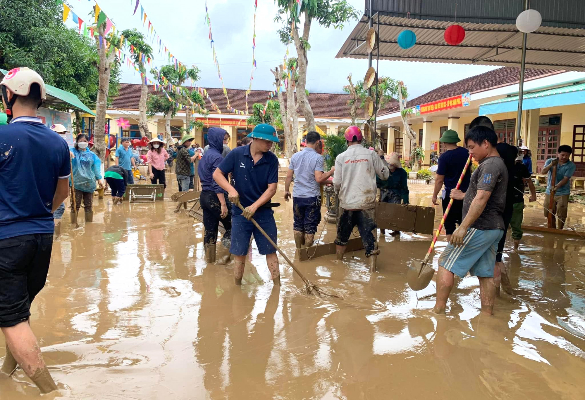 Giáo viên, phụ huynh tập trung cào bùn non ở các trường học sau khi lũ rút