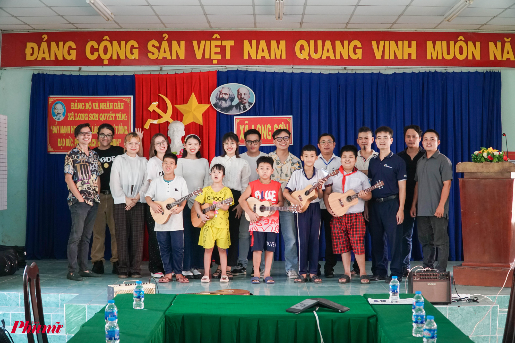 Dự án Âm nhạc cho trẻ thơ tổ chức lần đầu tiên tại UBND xã Long Sơn, đã gửi tặng 12 cây ukulele đến các em nhỏ. Tuy nhiên, do lịch học tập, một số em đã không thể đến nhận trực tiếp