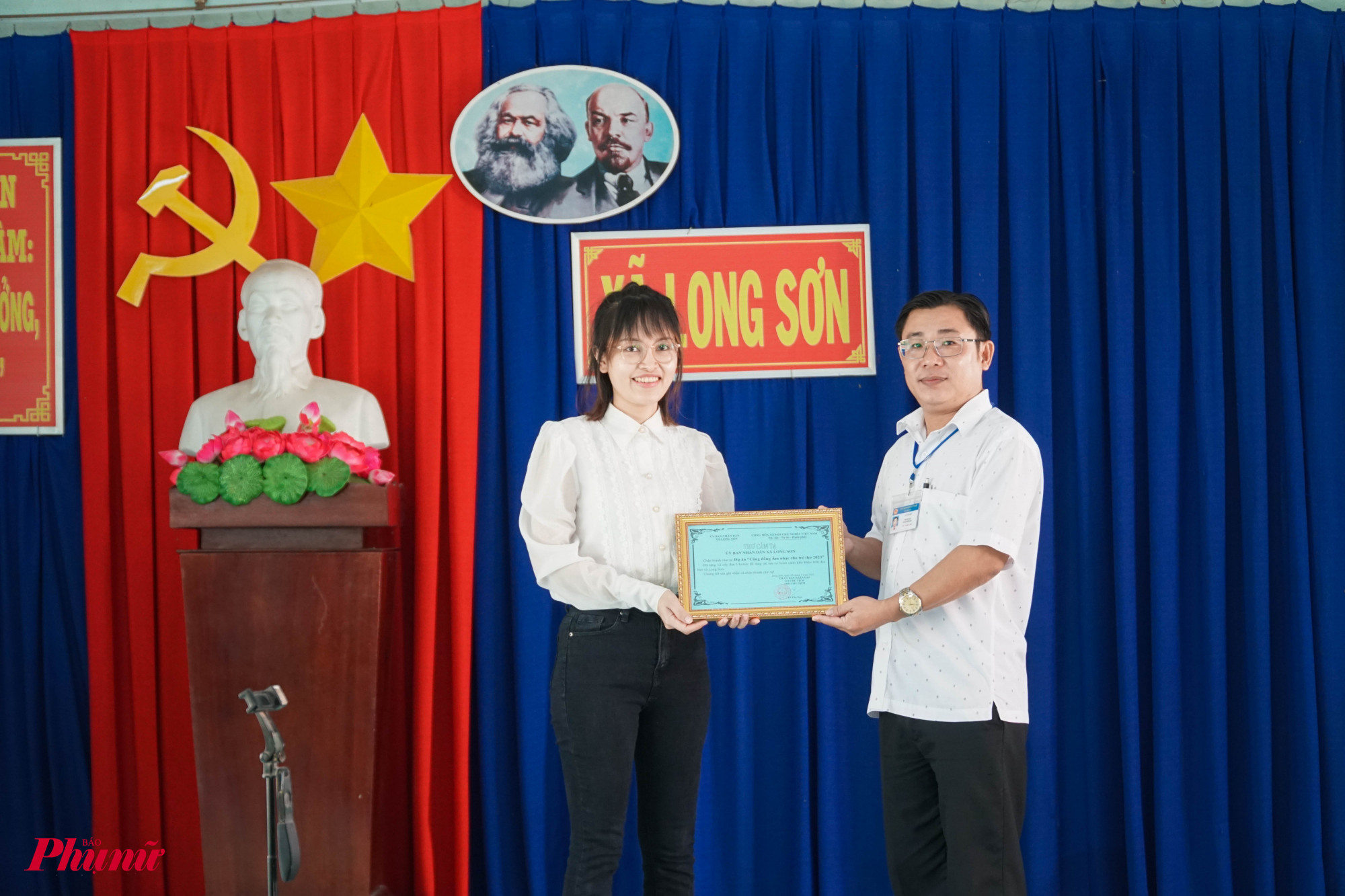Ông Lê Tấn Đạt Phó chủ tịch UBND xã Long Sơn trao thư cảm ơn đến dự án 'Âm nhạc cho trẻ thơ