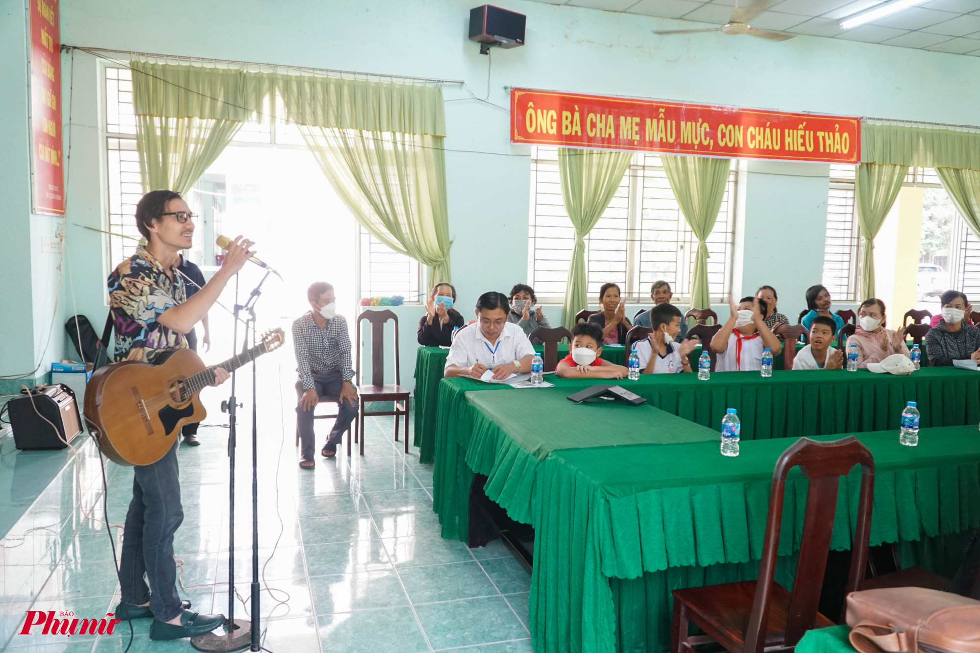 Nhóm thực hiện dự án “Âm nhạc cho trẻ thơ” đã phối hợp cùng UBND xã Long Sơn, huyện Cần Được, tỉnh Long An đã tổ chức chương trình âm nhạc cho trẻ thơ với quà tặng là đàn Ukulele cho các em, nhân dịp Trung thu cận kề.