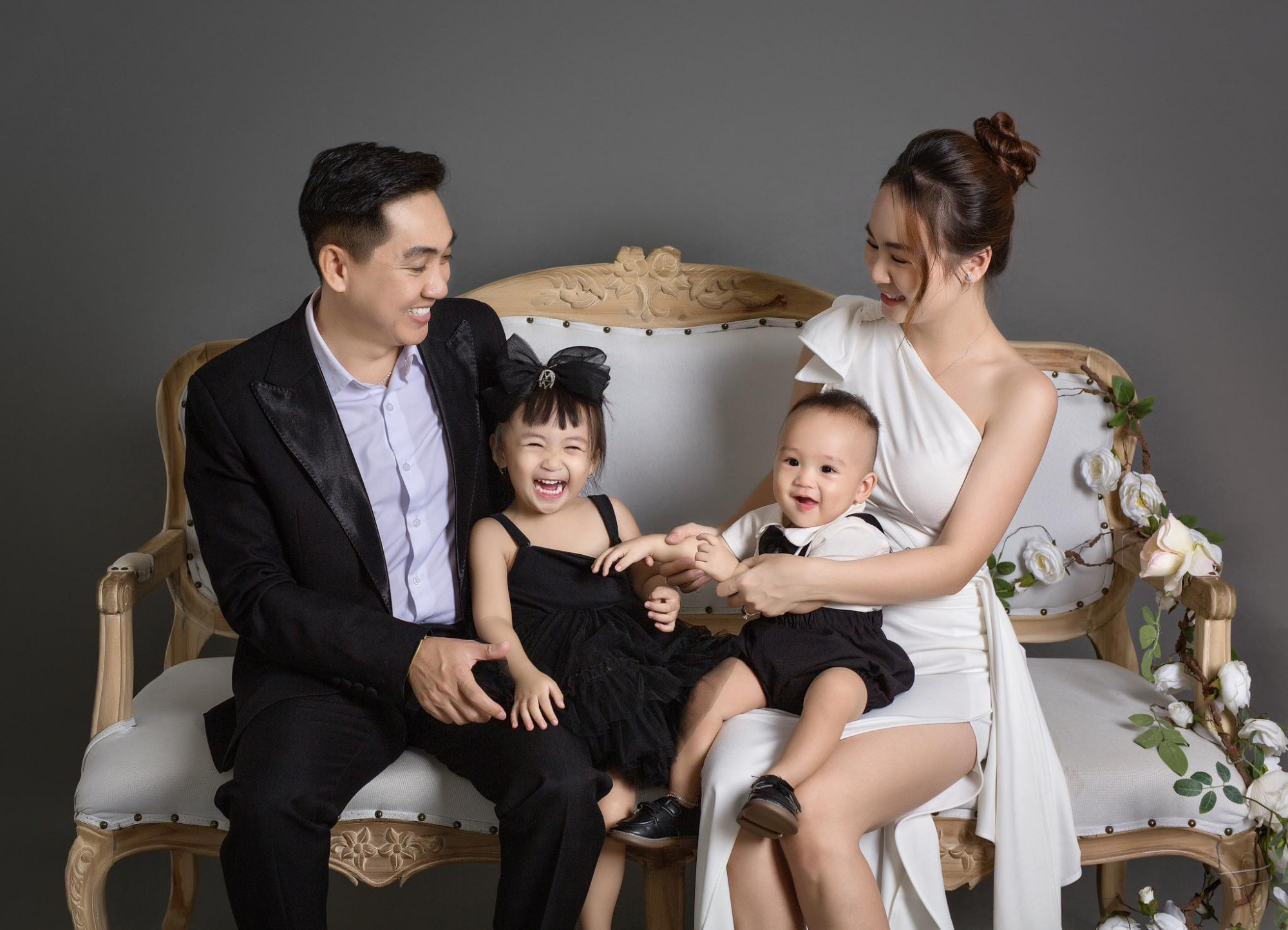 Hoàng Trọng Quyền cùng vợ và 2 con nhỏ