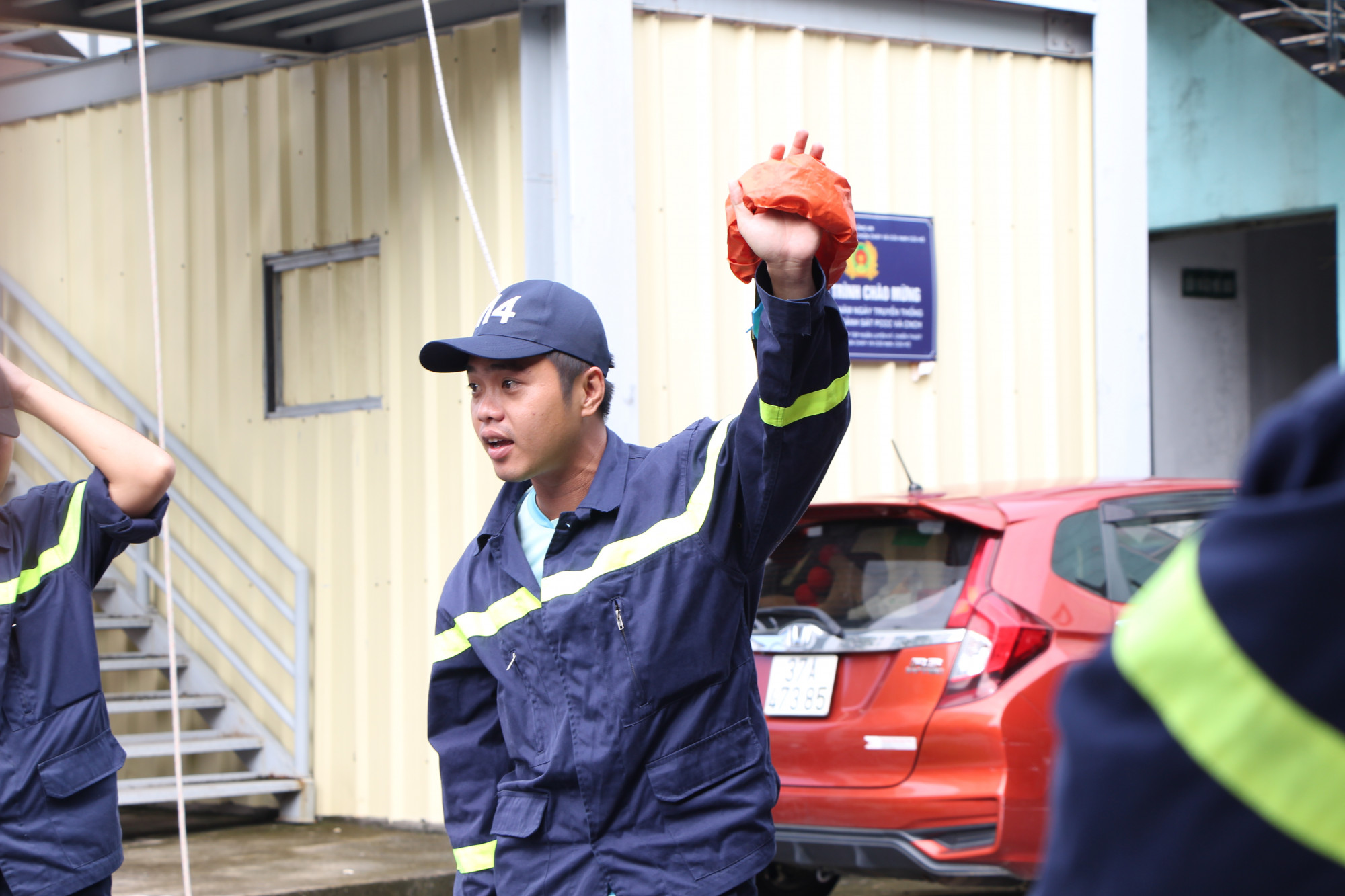 Nhấn vào ảnh để phóng to Cảnh sát PCCC hướng dẫn học sinh cách sử dụng dây an toàn khi thoát hiểm