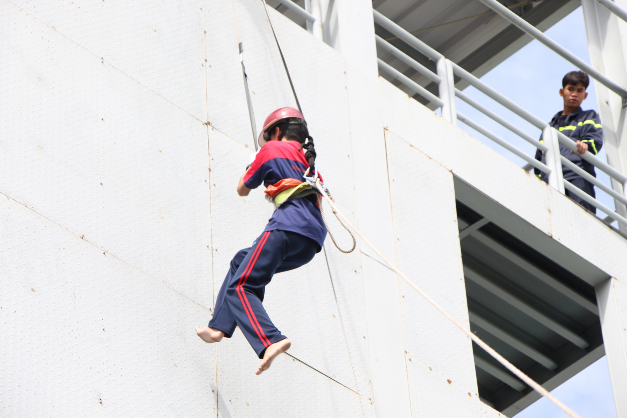 Nhấn vào ảnh để phóng to Học sinh Trường THPT Bùi Thị Xuân học kỹ năng thoát hiểm từ nhà cao tầng